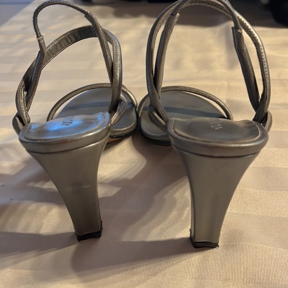 Donald J Pliner Silver Strappy-Twisted-Sling-Backs. Size 6M - Picture 4 of 10